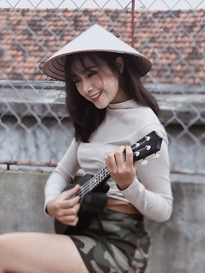 Sau khi được fan nam nhắn tin làm quen, Nhật Linh đã có màn trả lời "đi vào lòng người" khiến anh chàng "lặn mất tăm".
