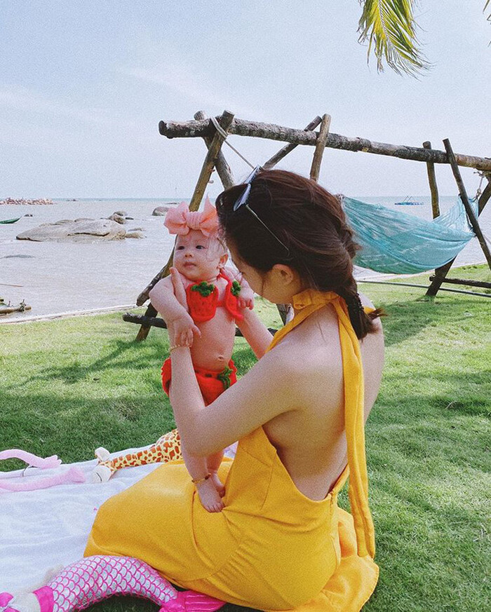 Trong chuyến đi, Nhật Linh diện những chiếc váy khoét ngực sâu hay để lộ lưng trần và vòng một đầy gợi cảm. Cô giáo mầm non xinh đẹp thậm chí không diện nội y để tạo sự thoải mái khi đi biển cùng chồng con. Chính điều này khiến nhiều người giật mình.