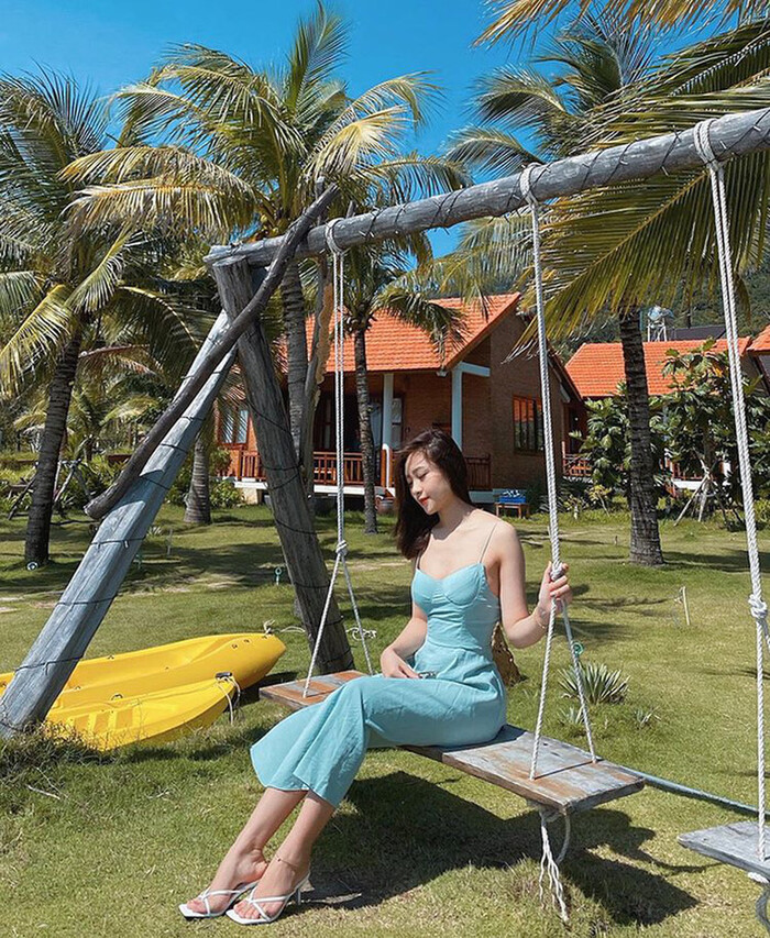 Bên dưới bài đăng, nhiều người hâm mộ đã bình luận thể hiện sự ngưỡng mộ bà mẹ trẻ, đồng thời "xin" luôn bí quyết làm đẹp của Nhật Linh.