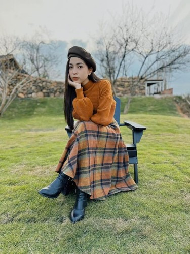 Trong clip đăng tải ngày 7/2/2024, team qua đường đã bắt gặp hình ảnh vợ chồng Nhật Lê cùng nhau buôn bán trên đường phố Đà Nẵng và nhận xét về chồng Nhật Lê "chiều vợ như trứng mỏng".