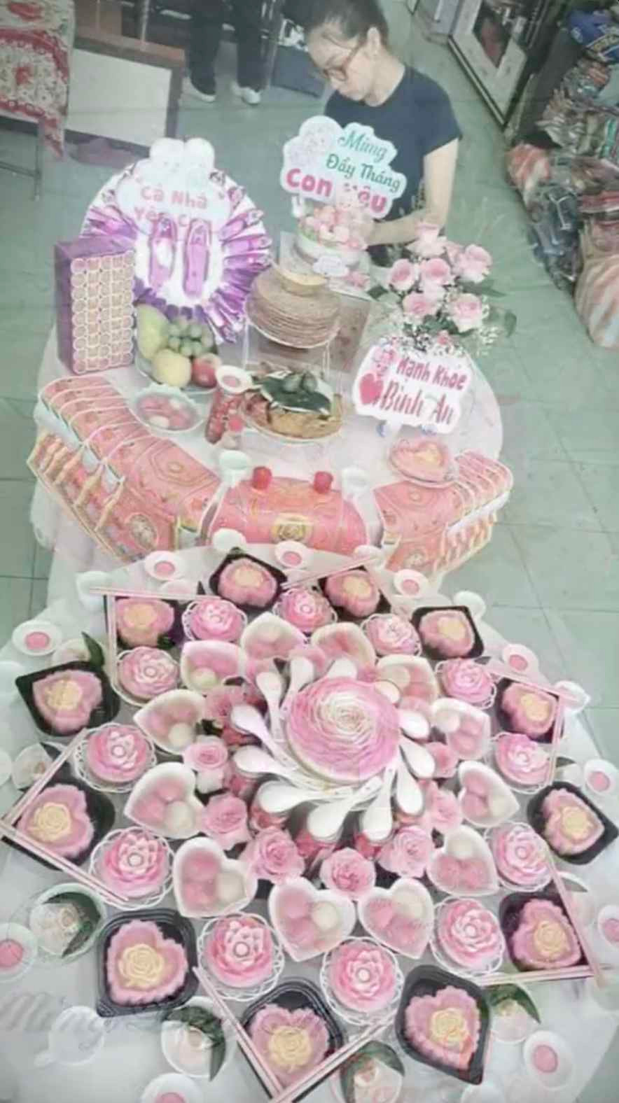 Không dừng lại ở đó, trên mạng cũng xuất hiện ảnh Nhật Lê chuẩn bị mâm cỗ cúng đầy tháng, ảnh chụp em bé được vợ chồng cô đăng tải,...