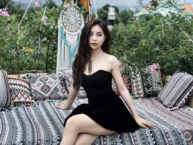 Đầu năm 2024, Nhật Lê mở quán bán đồ nướng, chồng lúc nào cũng ở bên cạnh phụ giúp.