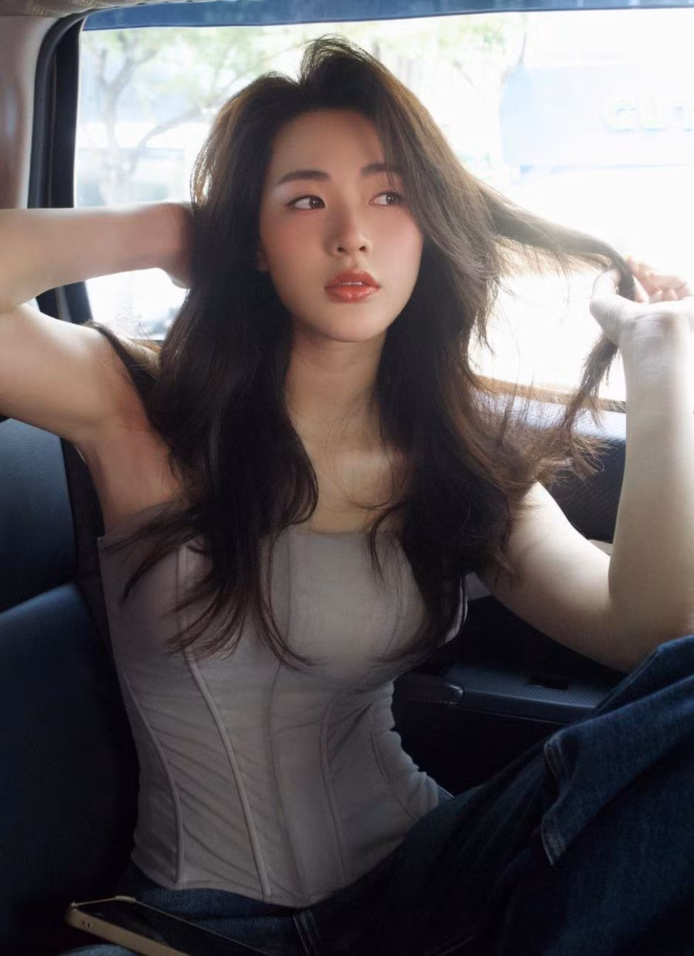 Ngắm nhìn những món đồ trong tù quần áo của Minh Trang, có thể thấy cô nàng lựa chọn các item đơn giản nhưng chú trọng vào chất liệu và kỹ thuật may, dựng phom dáng.