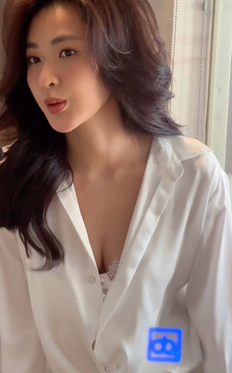 Dạo gần đây, người đẹp đang thử nghiệm bản thân với phong cách gợi cảm và nhận được nhiều chú ý của dân mạng.