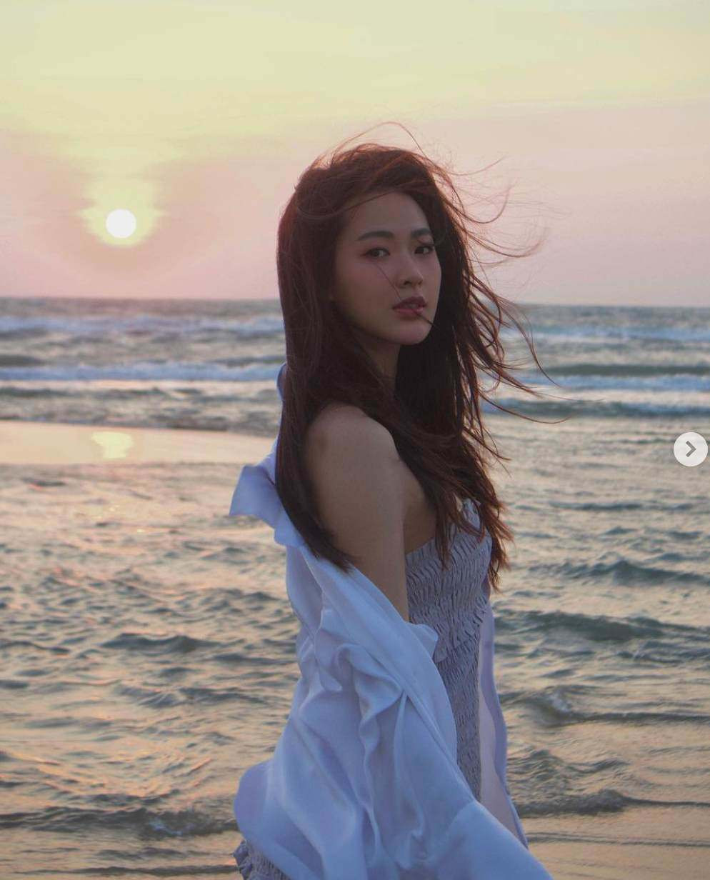 Trên trang cá nhân, Minh Trang nhiều lần khoe dáng với những mẫu áo ôm "đúc dáng" hay các thiết kế cúp tôn vòng 1 gợi cảm.