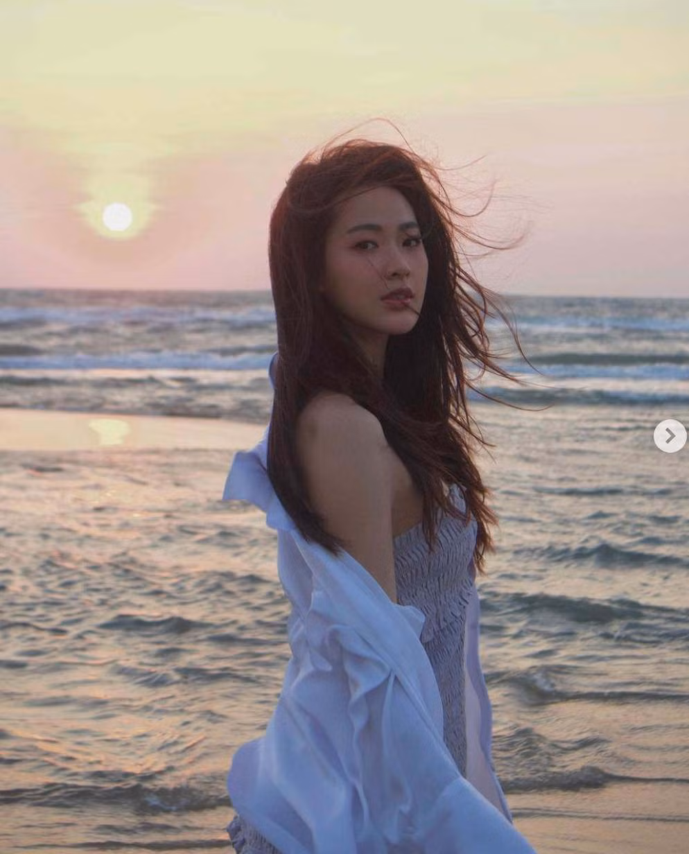 Trên trang cá nhân, Minh Trang nhiều lần khoe dáng với những mẫu áo ôm "đúc dáng" hay các thiết kế cúp tôn vòng 1 gợi cảm.