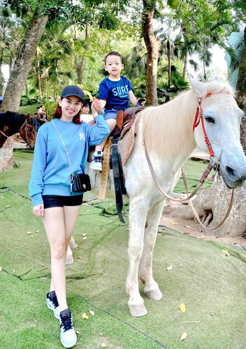 Những bức ảnh mới nhất về cậu bé được Ly Kute đăng tải lên trang cá nhân khiến nhiều người ngỡ ngàng. Bởi lẽ, Khoai Tây nay đã lớn, có ngoại hình điển trai, làn da trắng như bóc và đặc biệt là đôi mắt 1 mí như tài tử Hàn Quốc.