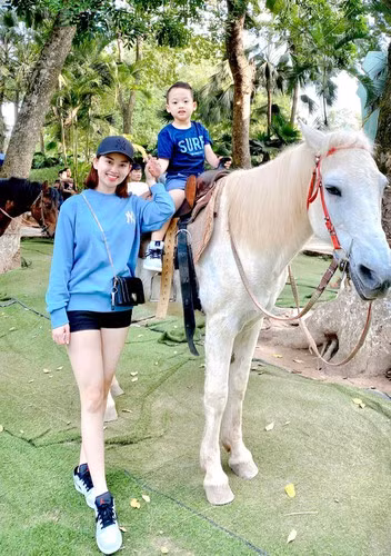 Những bức ảnh mới nhất về cậu bé được Ly Kute đăng tải lên trang cá nhân khiến nhiều người ngỡ ngàng. Bởi lẽ, Khoai Tây nay đã lớn, có ngoại hình điển trai, làn da trắng như bóc và đặc biệt là đôi mắt 1 mí như tài tử Hàn Quốc.