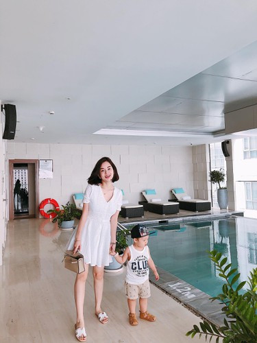 Trên trang cá nhân, Ly Kute cũng từng khiến nhiều người ngưỡng mộ khi liên tục khoe đồ hiệu. Từ loạt hình được cô chia sẻ có thể thấy, những món hàng mà Ly Kute mua đều đến từ những thương hiệu nổi tiếng thế giới như Louis Vuitton, Dior, Gucci… Hay lần khác, người đẹp cũng từng gây sốt cộng đồng mạng khi khoe ảnh tổ ấm mới của 2 mẹ con.