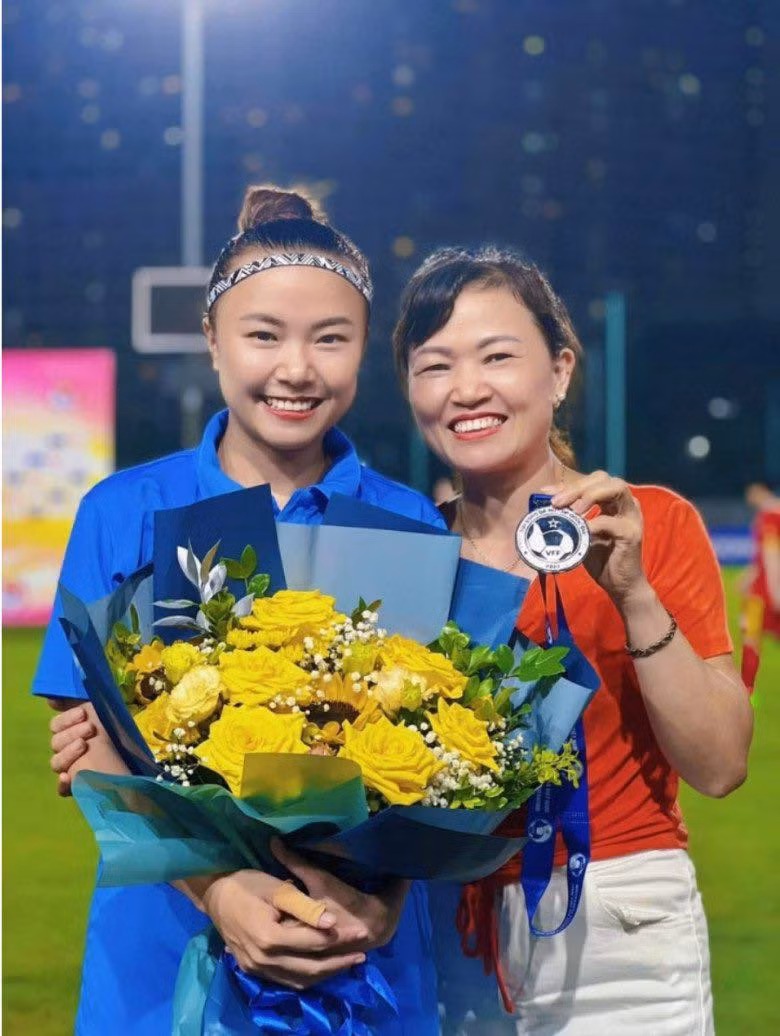 Nu cau thu Viet Nam khoe than hinh sieu quyen ru ngoai san co