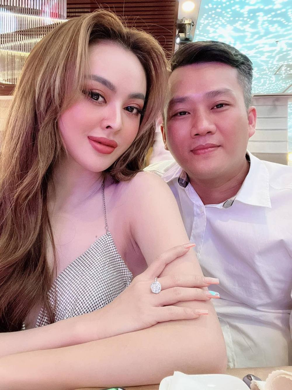 Cụ thể trong đoạn clip, người chồng liên tục gỡ từng miếng thịt đút cho Trang Nemo ăn. Trước hành động tình cảm của chồng, nàng hot mom cũng vui vẻ nhận lấy, không có vẻ gì bất ngờ.