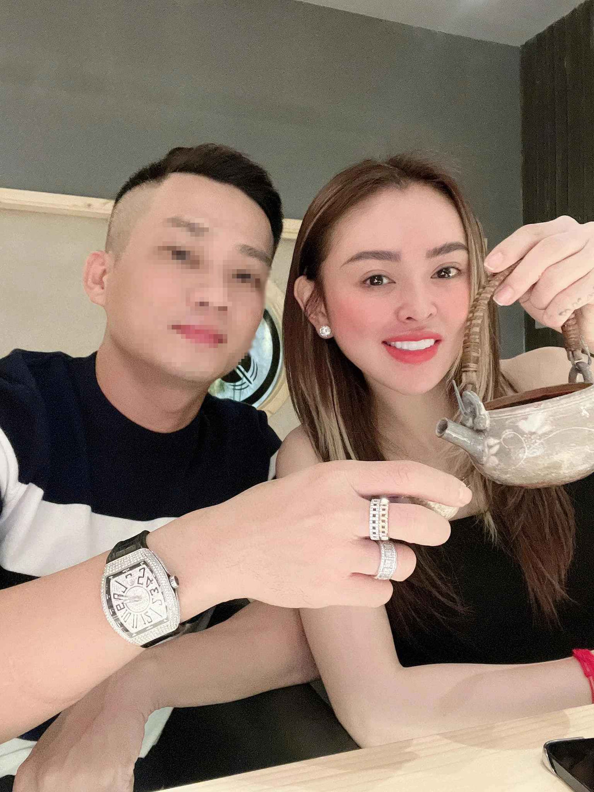 Thậm chí, chồng Trang Nemo còn không ngần ngại dành những "lời khen có cánh" cho bà xã. Dù nàng hot mom đi đâu, làm gì, chồng cũng thể hiện sự hỗ trợ, ủng hộ cô.