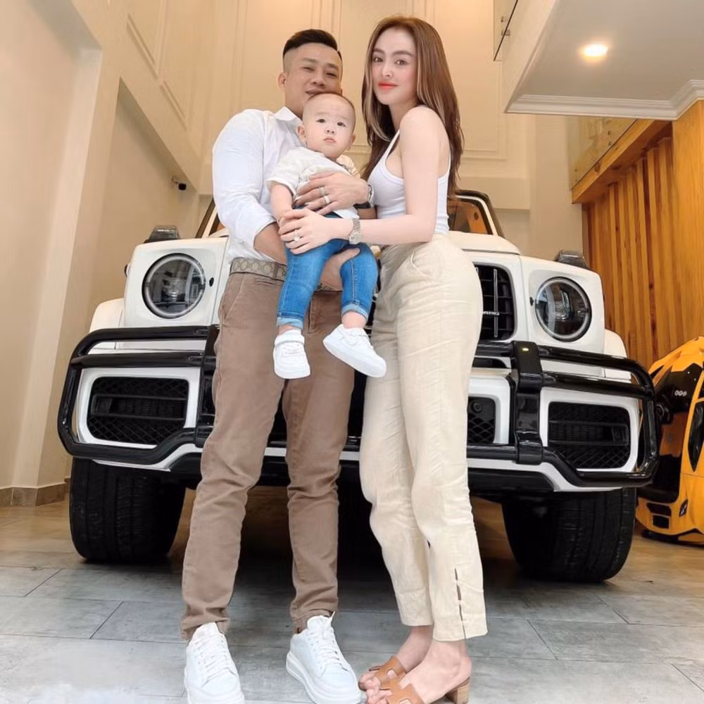 Có lẽ việc được ông xã cưng chiều đã quá quen thuộc với Trang Nemo. Cả hai thoải mái cùng nhau tận hưởng bữa ăn.