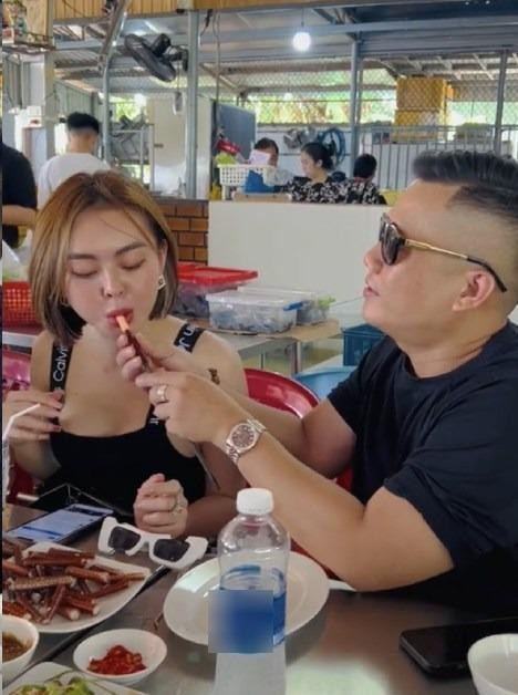 Thế nhưng, chỉ chưa đầy một năm sau, hot girl Trang Nemo lại "quay xe", tiết lộ không muốn ly hôn chồng nữa. Dù vậy đến nay, cuộc hôn nhân của cô vẫn được nhiều người quan tâm, chú ý.