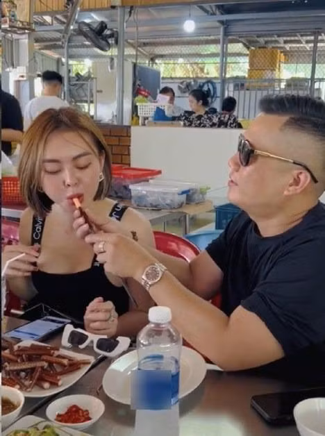 Thế nhưng, chỉ chưa đầy một năm sau, hot girl Trang Nemo lại "quay xe", tiết lộ không muốn ly hôn chồng nữa. Dù vậy đến nay, cuộc hôn nhân của cô vẫn được nhiều người quan tâm, chú ý.