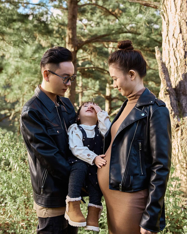 Sau một thời gian úp mở, vợ chồng JustaTee - Trâm Anh đã quyết định công khai tin vui sắp chào đón thêm thành viên mới.