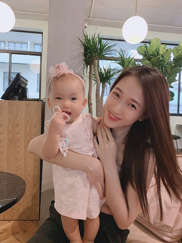 Nhìn thế này thì ai nghĩ Trâm Anh sắp là bà mẹ 2 con.