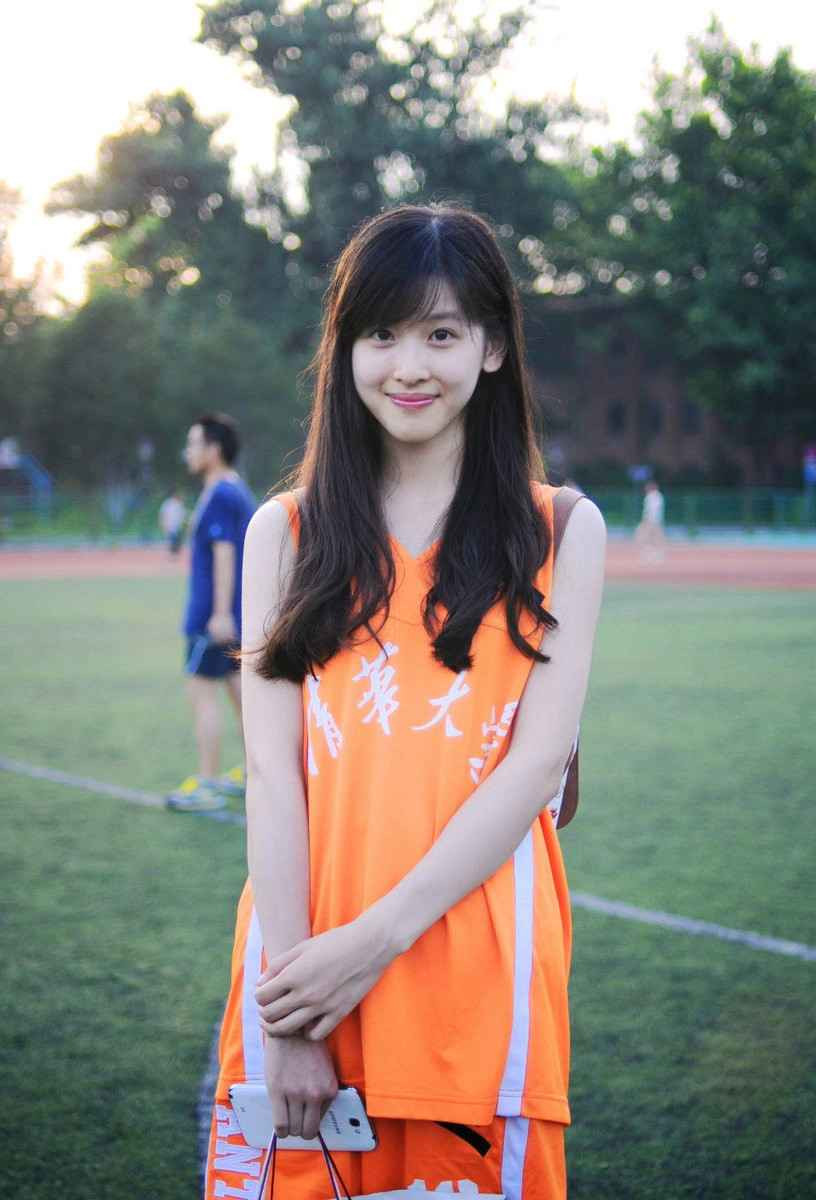 Quyết định làm vợ đại gia của Chương Trạch Thiên càng khiến nhiều người bất ngờ và nuối tiếc bởi tỷ phú này từng có một đời vợ, con trai riêng. Trong khi đó, Trạch Thiên lại xinh đẹp, giỏi giang, học vấn cao.