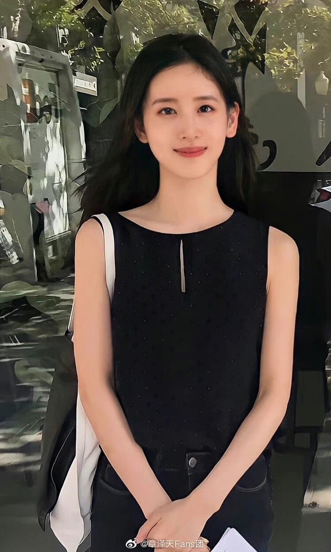 Theo tiết lộ từ phía truyền thông, “hot girl trà sữa” lớn lên trong gia đình giàu có khi cha là giám đốc điều hành một tập đoàn lớn ở quê nhà.