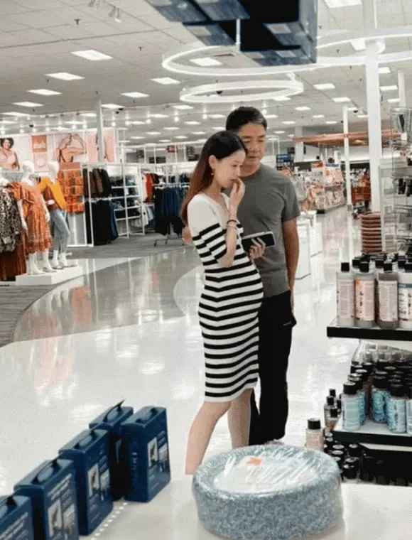 Ngay lập tức, danh tính "cô gái trà sữa” được tìm ra. Đó là Chương Trạch Thiên, sinh ngày 18/11/1993 tại Nam Kinh, Trung Quốc.