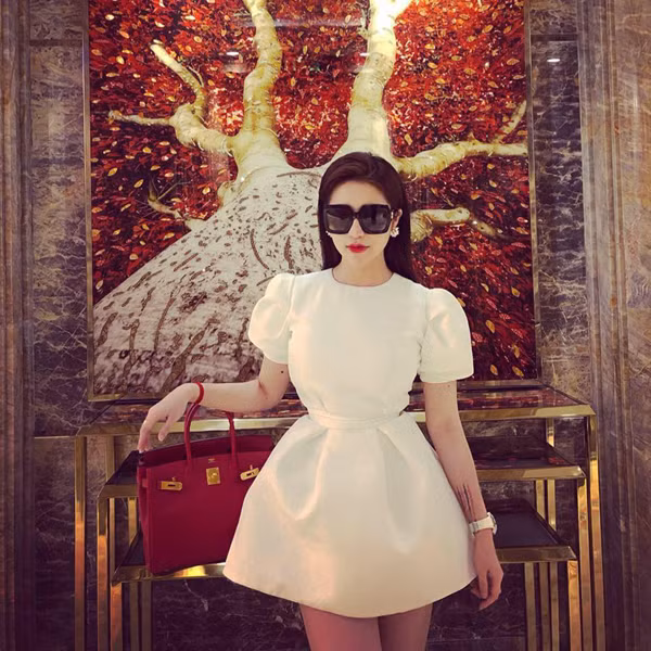 Tuy nhiên sau đó, Vân Navy có tham gia một vài bộ phim khác nhưng không để lại ấn tượng. Vậy nên, gái xinh một thời này rút lui khỏi showbiz, tập trung kinh doanh thời trang.