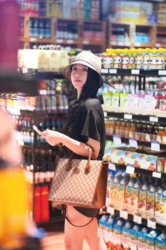 Người đẹp 9X đời đầu này cũng biết cách chọn trang phục giúp tôn da và dáng.