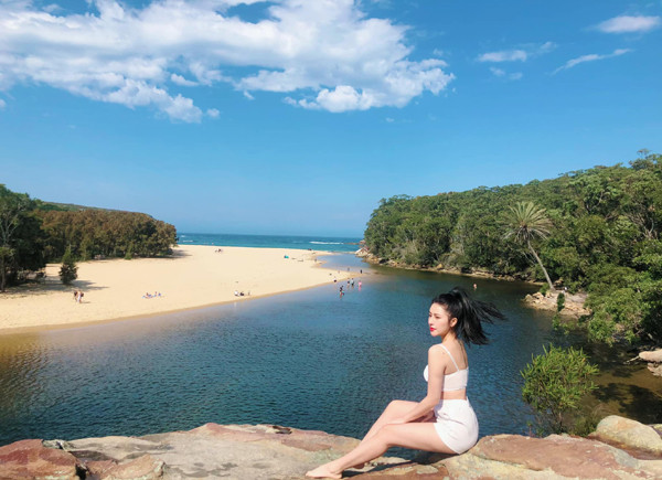 Thời điểm ấy, Vân Navy là gương mặt hứa hẹn có nhiều bứt phá nhất. Bởi ngoài khả năng diễn xuất, hot girl 9X đời đầu này còn có thể ca hát và sáng tác.