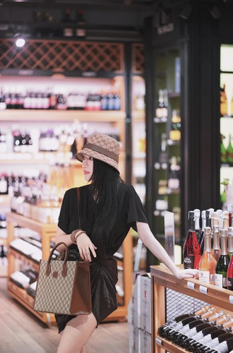 Ngoài ra, chăm chỉ làm việc, chịu khó vận động cũng giúp cho Vân Navy có được vóc dáng nóng bỏng hoàn hảo.