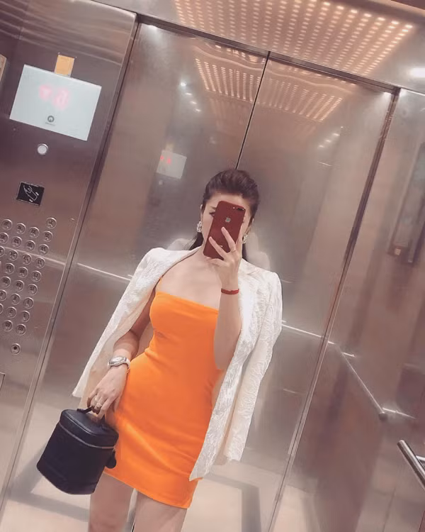 Vóc dáng Vân Navy hiện tại khiến khán giả ngỡ ngàng. Bỏ lại vẻ ngây thơ của năm tháng thanh xuân, hot girl Hà thành thuở nào giờ đã trở thành hotmom vạn người mê.