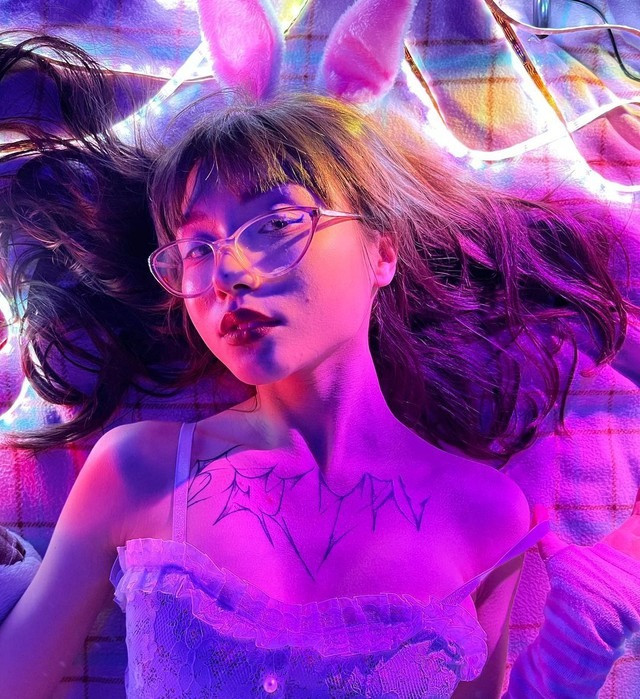 Đa phần các buổi stream hay các hình ảnh của nữ streamer chỉ đạt tương tác cao khi có thêm vào yếu tố 18+. Những bài đăng bình thường của cô nàng vẫn chỉ có lượt thả tim hay bình luận rất thấp.