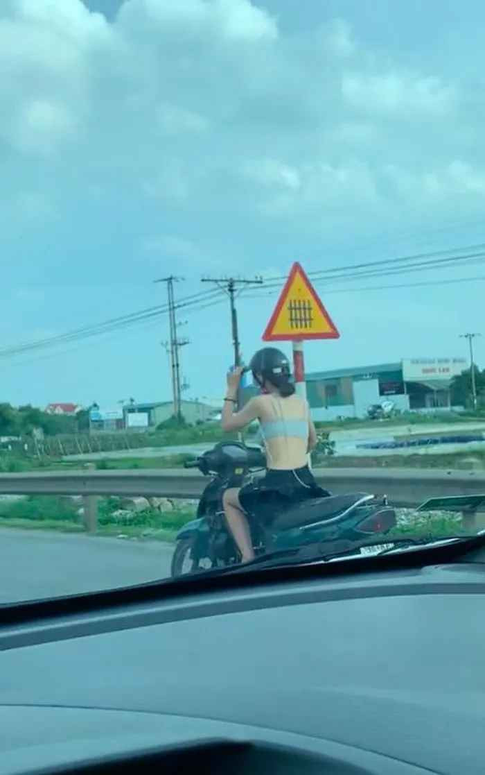 Mới đây, một đoạn clip ghi lại cảnh một cô gái ăn mặc hở hang đi xe máy trên đường khiến dân mạng ngán ngẩm.