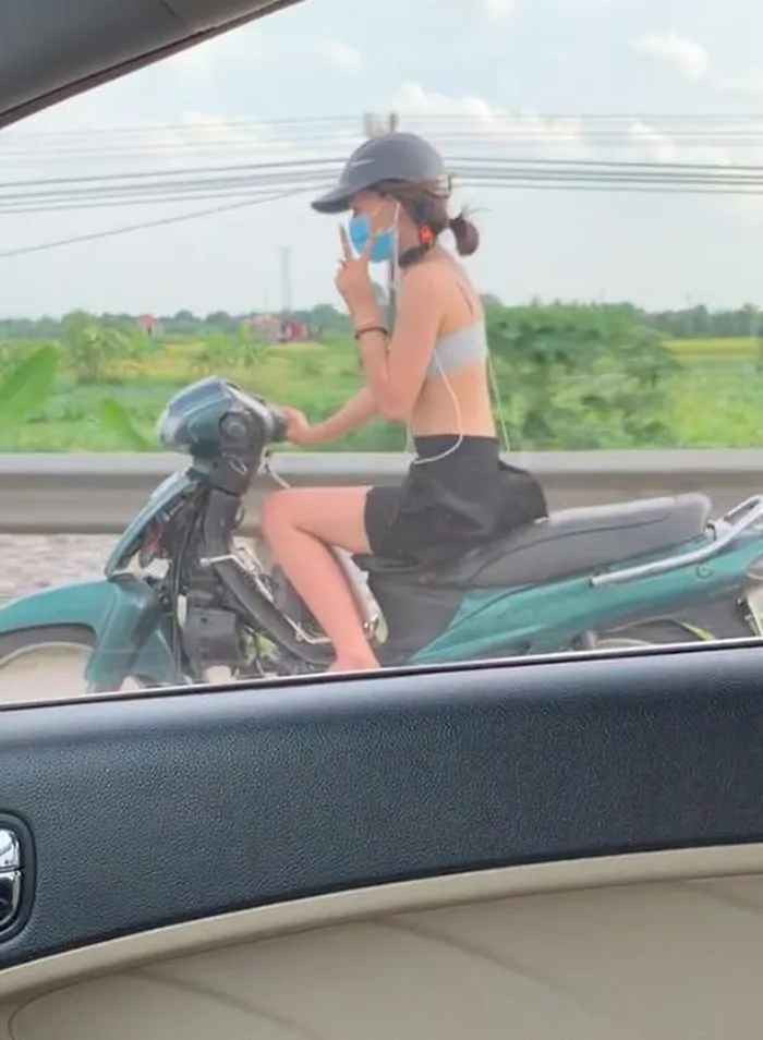 Đoạn clip cho thấy, cô gái diện một chiếc váy ngắn, chiếc áo cũng nhỏ xíu như áo trong của phụ nữ để lộ lưng trần khiến nhiều người xem phải đỏ mặt thay.