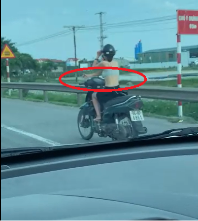 Cô gái này vô tư phóng xe máy trên đường mà không ngần ngại về phong cách ăn mặc của mình.