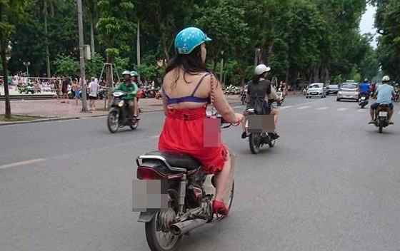 “Chiếc áo đúng là có như không, có khác gì cái áo trong của phụ nữ đâu, không hiểu sao mặc như thế”, “Không hiểu nổi phong cách ăn mặc của một số bạn trẻ thời nay, quá lố lăng”, “Nhìn mà thấy đỏ mặt thay, rồi đẹp chỗ nào?”, một số cư dân mạng bình luận.