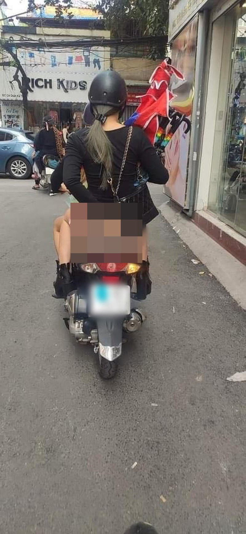 Trước đó, không ít lần netizen từng phải than trời với lối ăn mặc phản cảm, nhiều lần lộ vị trí nhạy cảm trên cơ thể gây xôn xao.