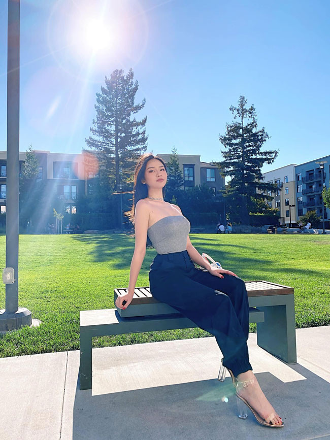 Cô chăm chỉ chia sẻ khoảnh khắc đời thường của mình trên Facebook và Instagram.