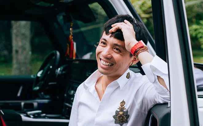 Tôi học được rằng: Nên nén những cảm xúc riêng tư, để tạo niềm vui cho người khác. Và tôi đã trở thành người sống rất hay để ý cảm xúc của người khác. Vô hình trung, điều đó làm tôi rất áp lực. Tôi muốn tất cả mọi người đều vui trong khi không mấy người biết tôi đang vui hay buồn". Vị đại gia ngành nhựa cho biết thêm.