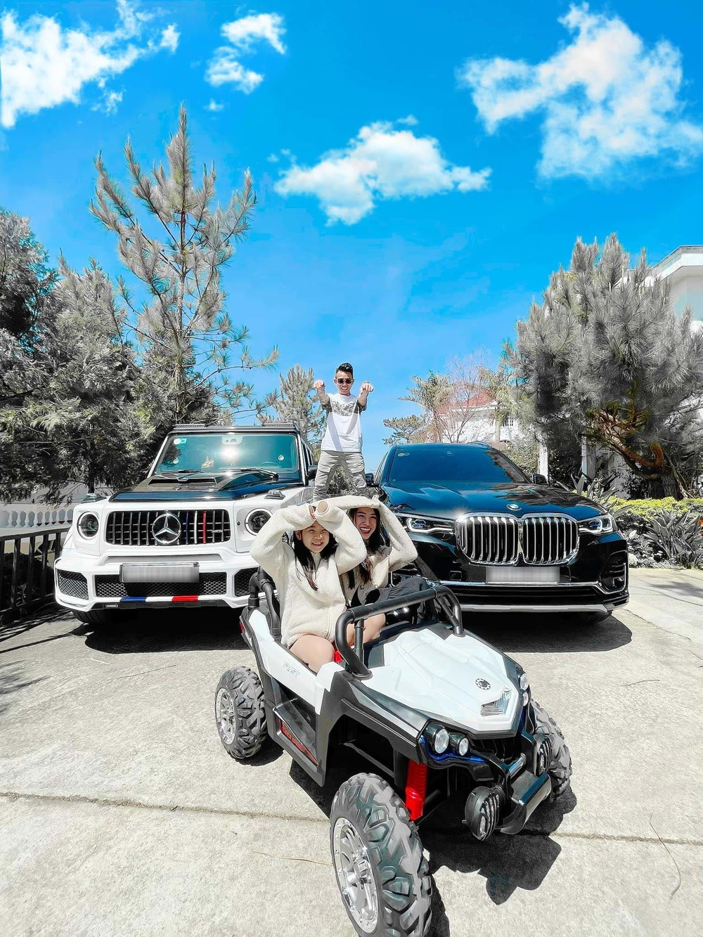 Lời chia sẻ của vị đại gia có tên đầy đủ Phạm Trần Nhật Minh đã khiến dân mạng xôn xao, vì không ai nghĩ rằng đại thiếu gia ngành nhựa lại có tuổi thơ "ngậm nước mắt" như thế.