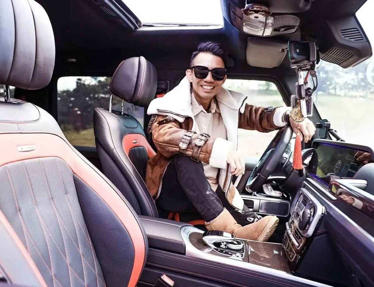 Đồng thời, Minh Nhựa cũng sở hữu những dòng siêu xe hàng hiếm tại Việt Nam như SUV Lamborghini Urus, Mercedes-AMG G 63 Edition 1 và Range Rover Autobiography LWB hay Rolls-Royce Cullinan, Aston Martin V8 Vantage giá khoảng hơn 15 tỷ đồng, bộ 3 xe BMW X7, X3 và Z4, Porsche Cayenne Coupe…