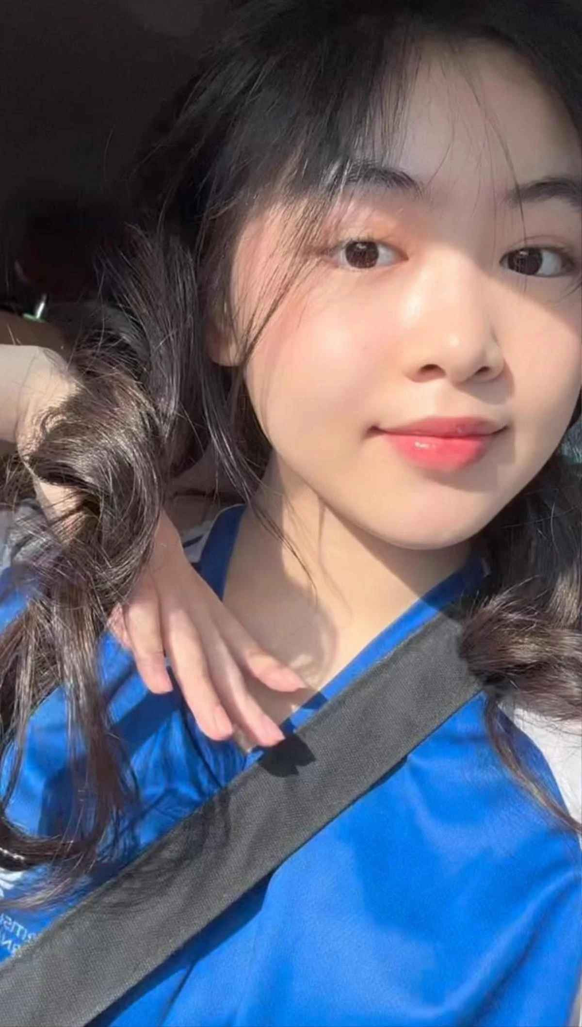 Trong ảnh, Lọ Lem diện đồ thể thao, để mặt mộc, nỗ lực hết mình qua các phần thi và giành chiến thắng.