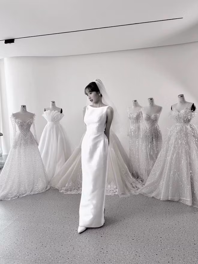 Trái ngược với những phản ứng của Huyền 204, Bụt vẫn im lặng từ đầu đến cuối. Chàng streamer chàng không có bất cứ động thái nào về chuyện kết hôn hay lên tiếng bênh vực vợ trước ồn ào từ cư dân mạng.