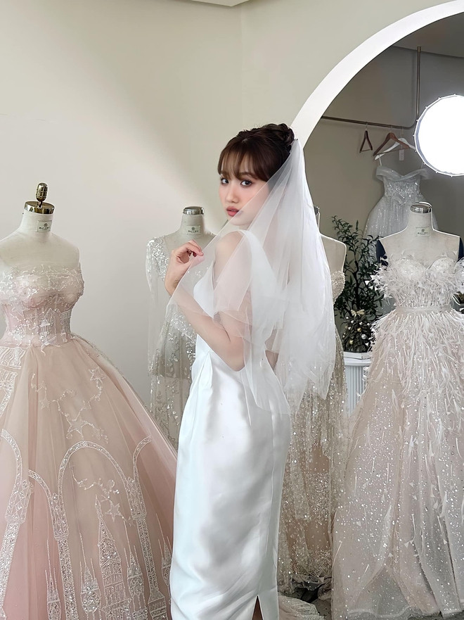 Trên trang cá nhân, Huyền 204 có những chia sẻ và đăng tải hình ảnh xinh đẹp của mình với khá nhiều mẫu váy cưới. Phía dưới những hình ảnh này là nhiều bình luận khen ngợi nhan sắc trong ngày cưới của hot girl trẻ tuổi này và gửi lời chúc mừng.