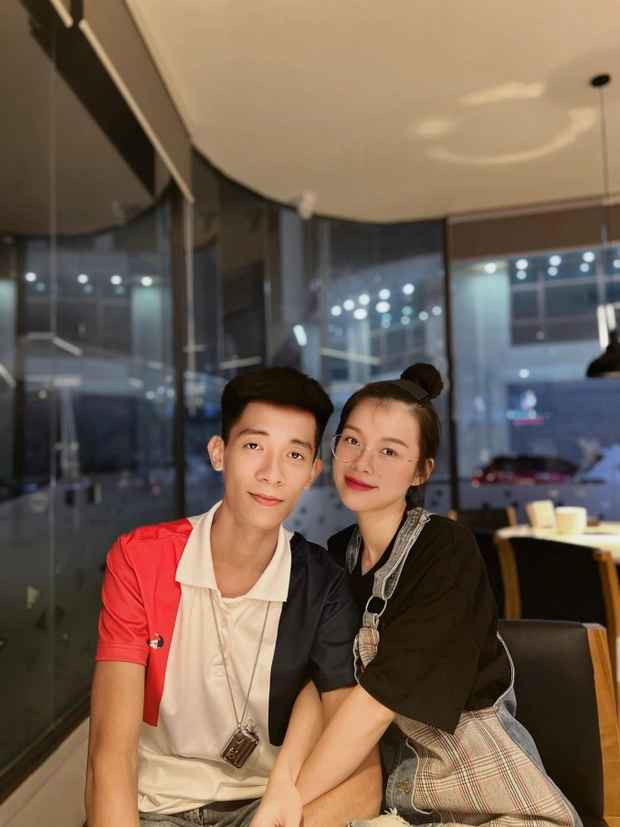 Hạnh Ngô cho biết: "Bạn trai hiện tại hơn mình 2 tuổi, chúng mình quen nhau khá tình cờ. Cả hai biết nhau từ thời còn đi học và cũng gần nhà nhau nhưng chưa gặp để trò chuyện trực tiếp bao giờ. Trong một lần đi ăn cơm chung với nhóm xe tải thì mới gặp gỡ, làm quen và yêu luôn từ cái nhìn đầu tiên".