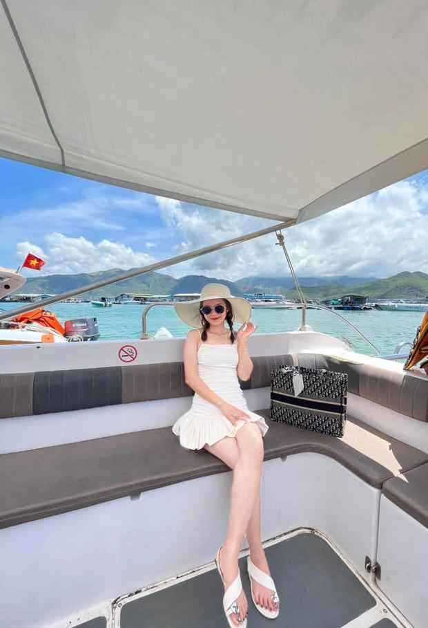 Tiếp xúc với Hạnh Ngô, nhiều người nhận xét đúng 1 từ: Thẳng! Nhưng ẩn sau vẻ đanh đá, gan lì ấy là một cô gái có suy nghĩ chín chắn, luôn hướng về gia đình và còn đang yêu nữa!