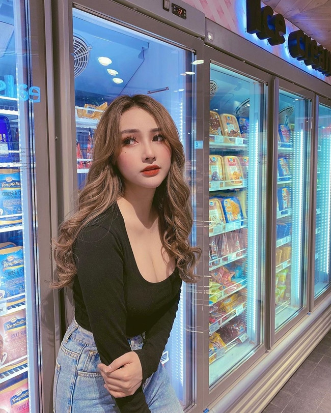 Trước đó, Jenny Yến từng gây xôn xao cư dân mạng khi khoe ảnh thả rông vòng 1 vào năm 2018.