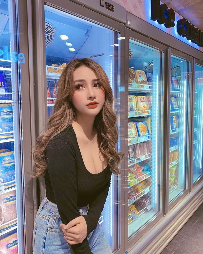 Trước đó, Jenny Yến từng gây xôn xao cư dân mạng khi khoe ảnh thả rông vòng 1 vào năm 2018.