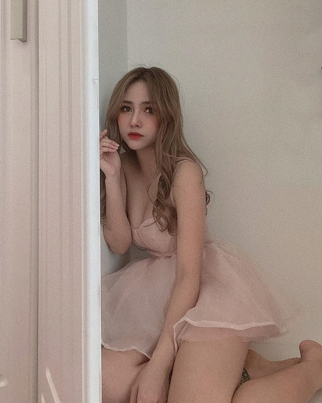 Jenny Yến khéo khoe vóc dáng gợi cảm trong phòng ngủ trên mạng xã hội gây chú ý.