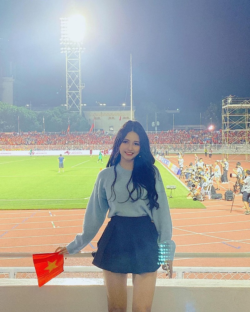 Một số bức ảnh của Jenny Yến được nhiều người nhận xét giống với Angelababy. Một cư dân mạng nói: “Cô ấy giống như phiên bản trẻ trung, nóng bỏng hơn của Angelababy nhìn thật quyến rũ. Cô ấy có thể sẽ thành công ở Trung Quốc”.