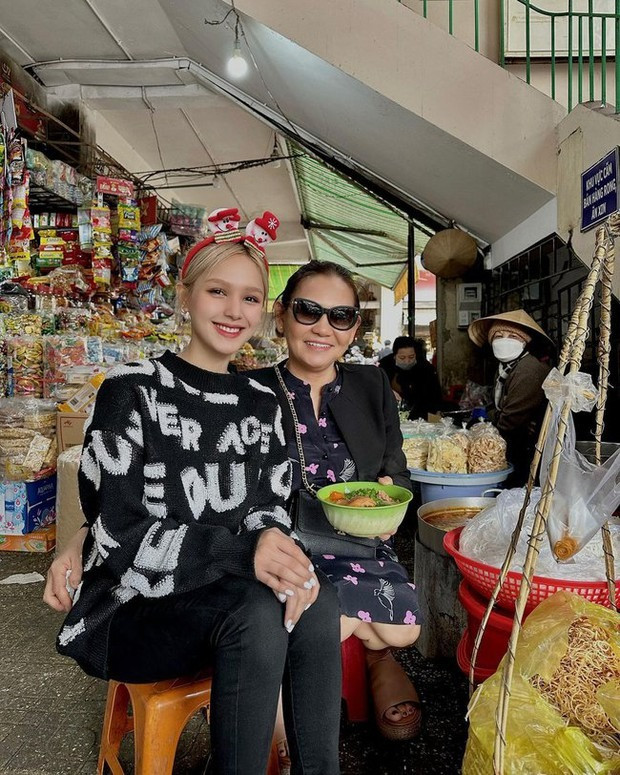 “Lúc em đi khám bác sĩ bảo em là cổ tử cung bị nhỏ, kinh nguyệt không đều nên rụng trứng không đều. Bây giờ nếu có làm IVF thì cũng sẽ ảnh hưởng đến em bé nên phải uống thuốc 1 thời gian” - Xoài Non giải thích với MC Vân Hugo.