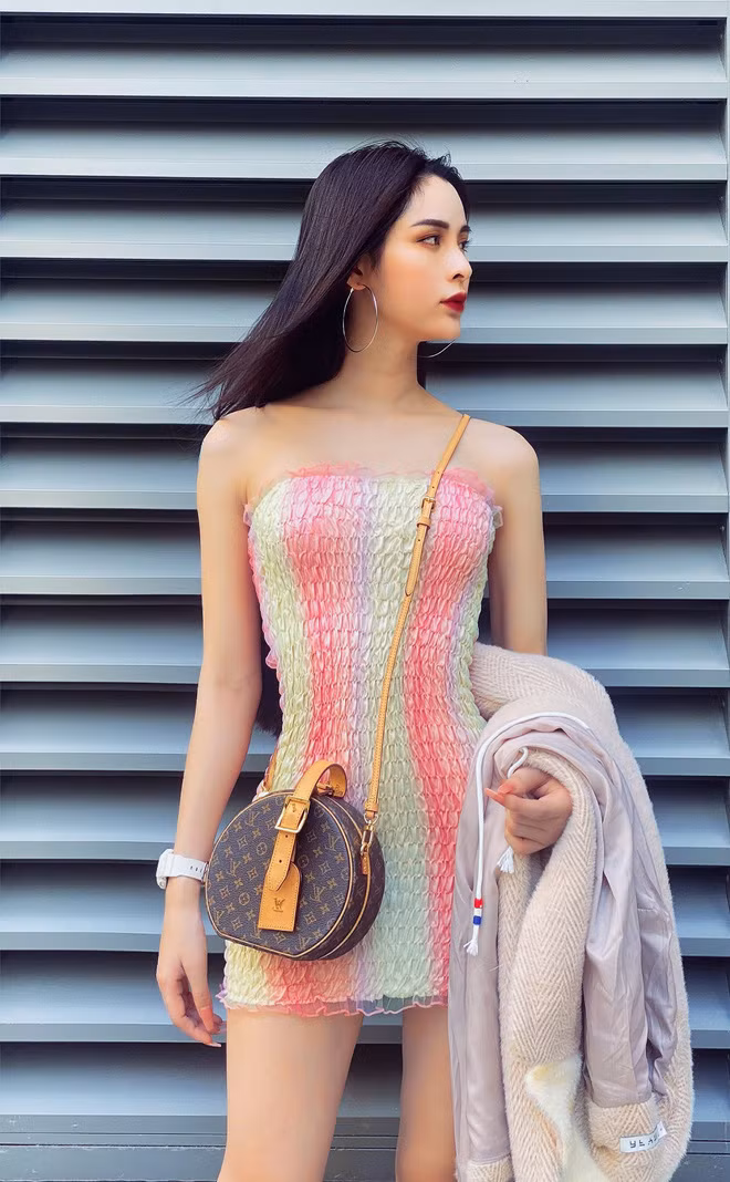 Chi hat toc, thi sinh Dai Su Hoan My khien van fan si me